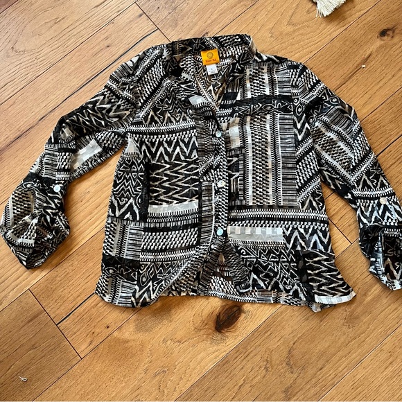 5/30🦄- Black and White Patterned Sheer Blouse - Picture 5 of 8